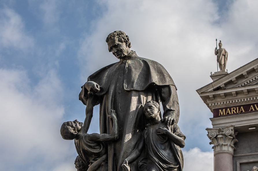 Monumento a Don Bosco