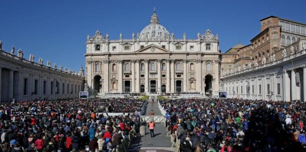 Piazza San Pietro gremita di fedeli