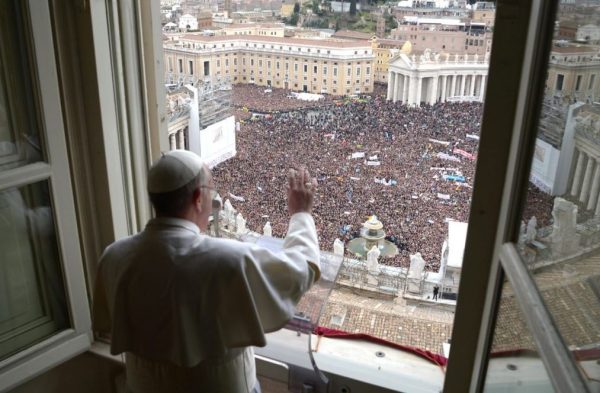 Papa-fedeli-piazza-San-Pietro-Roma