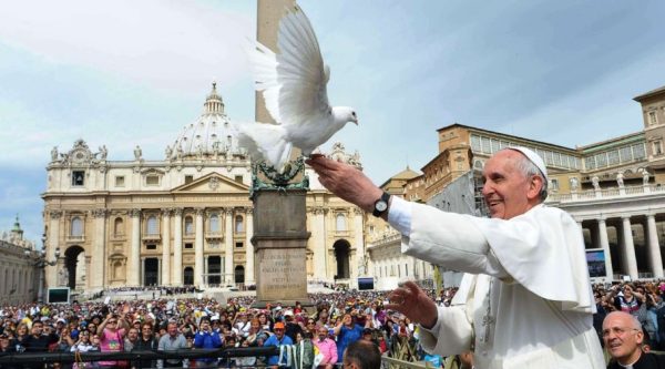 Papa Francesco con la colomba della pace rappresentante lo Spirito Santo